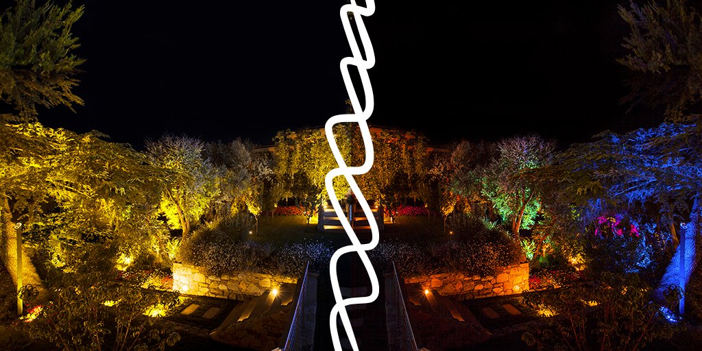 jeu entre éclairage naturel et éclairage coloré #lumenpulse #domolighting #eclairageexterieur #outdoorlighting #lumiere  #eclairage #lighting