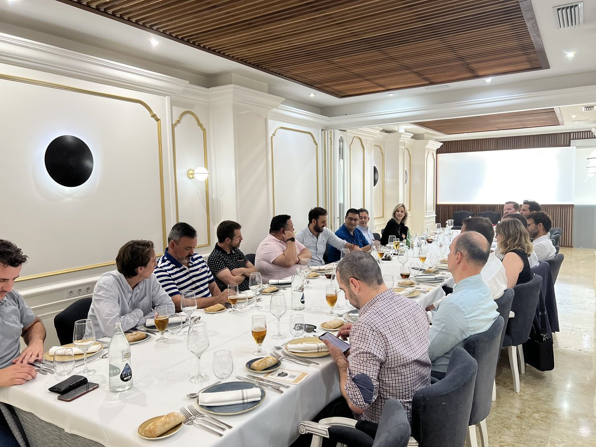 🚀 Hoy estamos de #EncuentroEmpresarial con <a href="/jimbo_fresh/">JimboFresh</a> 

Miguel Ángel Jiménez, su CEO, nos ha enseñado sus instalaciones y hemos charlado sobre nuestros perfiles e inquietudes.

🍷🍽 Ahora vamos a disfrutar de una comida todos juntos en <a href="/HotelHabaneros/">Hotel Los Habaneros</a> 

¡Muchas gracias!