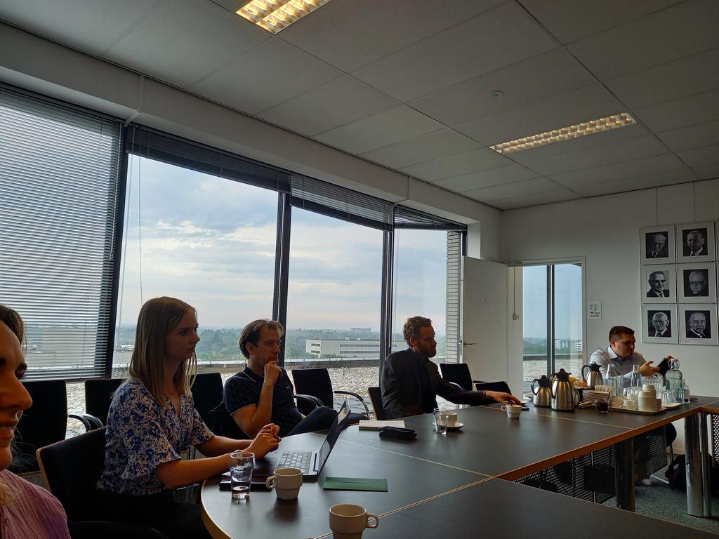GertMeyers's tweet photo. . @KristofVerslype start onze @Chain_Research consortiumbijeenkomst met bijzonder verhelderende presentatie over decentralisatie,  privacy en cryptografie! Project halfweg, eerste fysieke bijeenkomst. @estherkey @goossens_jurgen @TilburgU_TILT https://t.co/5VvStxk4yv