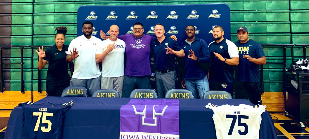 CoachSaxe's tweet photo. May has been a GREAT month to be in @akinsathletics!
@MichaelYbarra34 🖊 ➡️ @SDmesafootball 
@MathewFan03 🖊 ➡️ @WesleyanIowa 
@_makhimarie 👟 @uiltexas State Track meet 
@kismith22 recognized @NFFNetwork 
12 ⚾️🥎🏌🏻🏃🏾‍♀️athletes awarded @THSCAcoaches Academic All State!
@AkinsAISD https://t.co/69dXZXAk8e