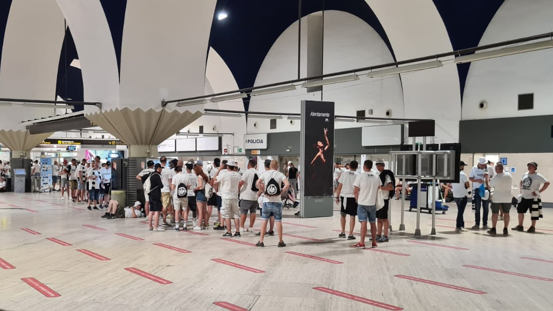 Europaaaaapokaaaal in diesem Jahr, liebe <a href="/Eintracht/">Eintracht Frankfurt</a>! ⚫⚪🏆 Wir freuen uns auf die größte Party des Jahres und sind stolz als Partner von <a href="/SunExpress/">SunExpress</a> mit dabei sein zu dürfen. Adiós Sevilla &amp; auf nach Frankfurt! 🥳