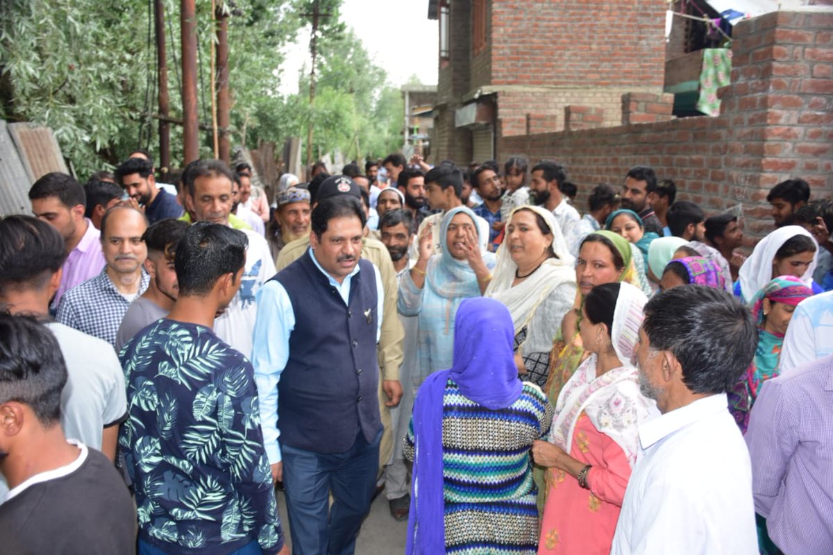 Parvaiz_Qadri's tweet image. I along with Gh. Nabi; Corporator ward:29 #Parimpora, the Even's &amp;amp; other officers visited the area to give a check on civic amenities being provided by the SMC. The people adored the visit &amp;amp; put forward their grievances. I gave on spot directions to address the issues in no time.