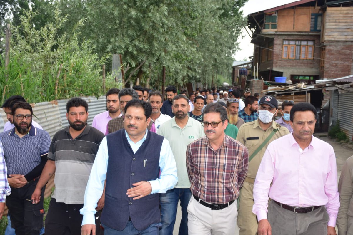 Parvaiz_Qadri's tweet image. I along with Gh. Nabi; Corporator ward:29 #Parimpora, the Even's &amp;amp; other officers visited the area to give a check on civic amenities being provided by the SMC. The people adored the visit &amp;amp; put forward their grievances. I gave on spot directions to address the issues in no time.