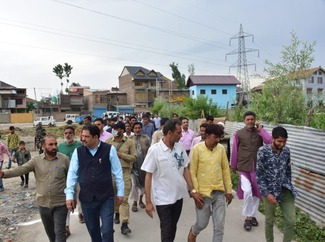 Parvaiz_Qadri's tweet image. I along with Gh. Nabi; Corporator ward:29 #Parimpora, the Even's &amp;amp; other officers visited the area to give a check on civic amenities being provided by the SMC. The people adored the visit &amp;amp; put forward their grievances. I gave on spot directions to address the issues in no time.
