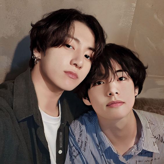 asfanfis's tweet photo. Crazy and Rock - Taekook
#FANFIversário

👤 Vocês tem quinze minutos para subir no palco! A casa tá cheia, então vamos arrasar hoje!

A banda gritou eufórica e logo o baterista e baixista saíram da sala, restando apenas Taehyung, o vocalista e Jungkook, o guitarrista. https://t.co/tBLwUztOh4