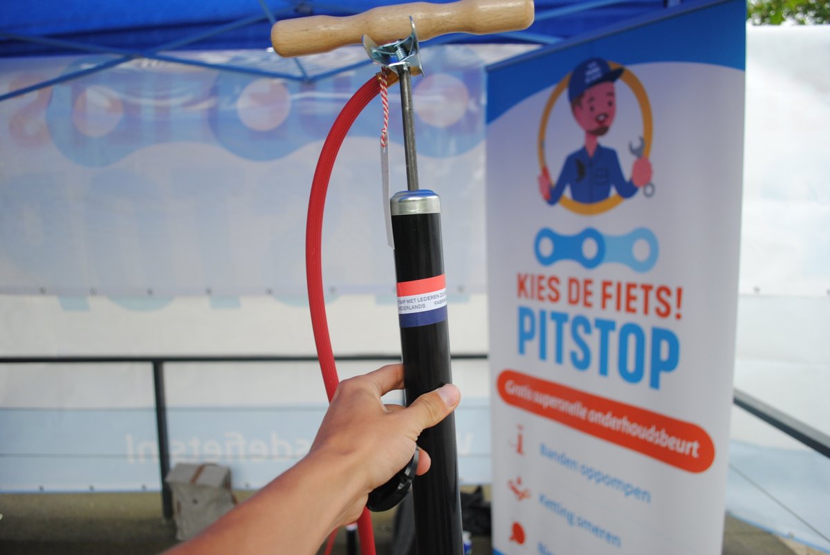 Vandaag is het #FietsNaarJeWerkDag! Ondanks de slechte weersvoorspelling pakten veel werknemers van <a href="/ProvOverijssel/">Provincie Overijssel</a> de fiets naar het provinciehuis. Ook  commissaris van de Koning <a href="/AndriesHeidema/">Andries Heidema</a> kwam door de pitstop en probeerde een speed pedelec. #Slim #Duurzaam #Veilig