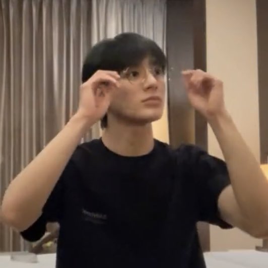 LJNFEED's tweet photo. #JENO wearing specs 👓 https://t.co/LrshwKdG3V