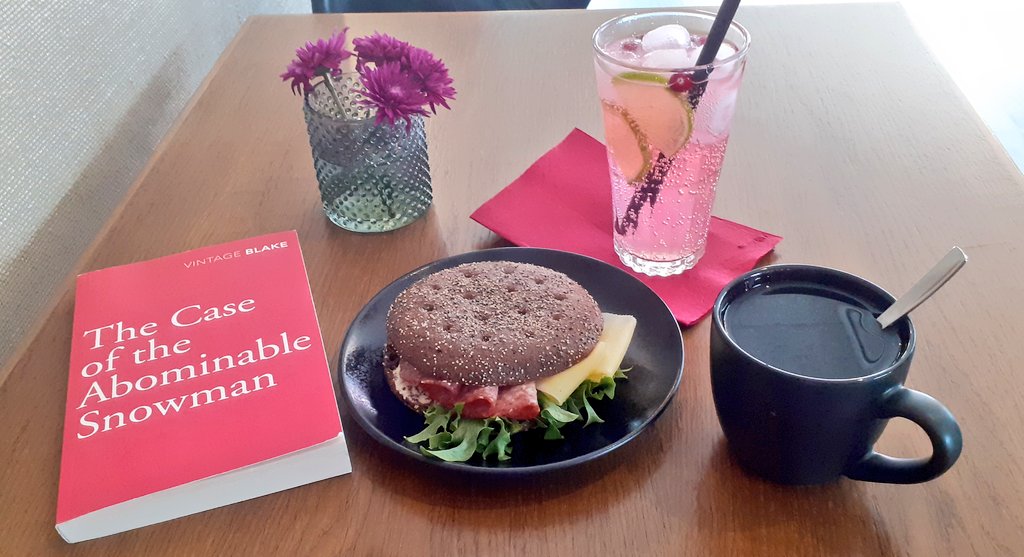 BjorkbackaHannu's tweet photo. Traditions! #thebooklife
Kesän kynnyksellä jo perinteeksi muodostunut Nicholas Blake (Cecil Day-Lewis). #thegoodlife https://t.co/1naOdKl48v
