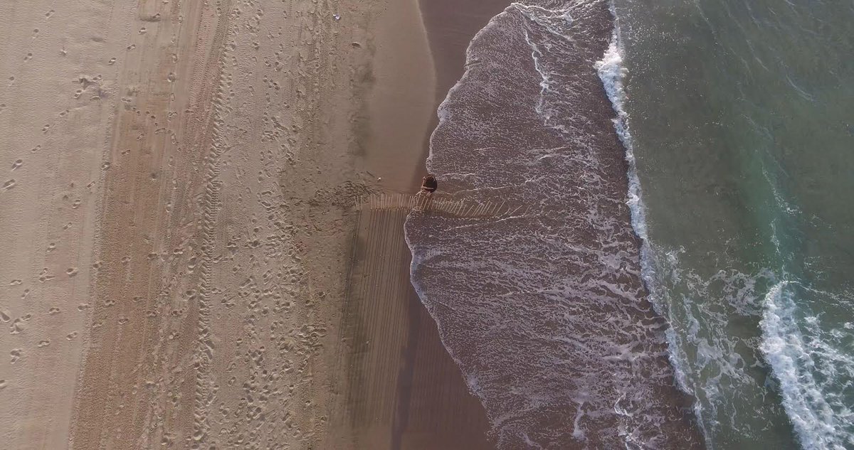 monitorizmir's tweet image. Zamanın eşiğini yitirmiş olmasından hızlanmayı sorumlu tutmanın bizi doğru yere götürmeyeceğini savunan Byung - Chul Han “Zamanın Kokusu”nda, derin düşünce yaşamının aktif yaşamdan değerli görüldüğü düzenin gerekliliğini savunur. 

Ezgi Tok, Dalgalar / Waves, 2017, Video, 09’18’’