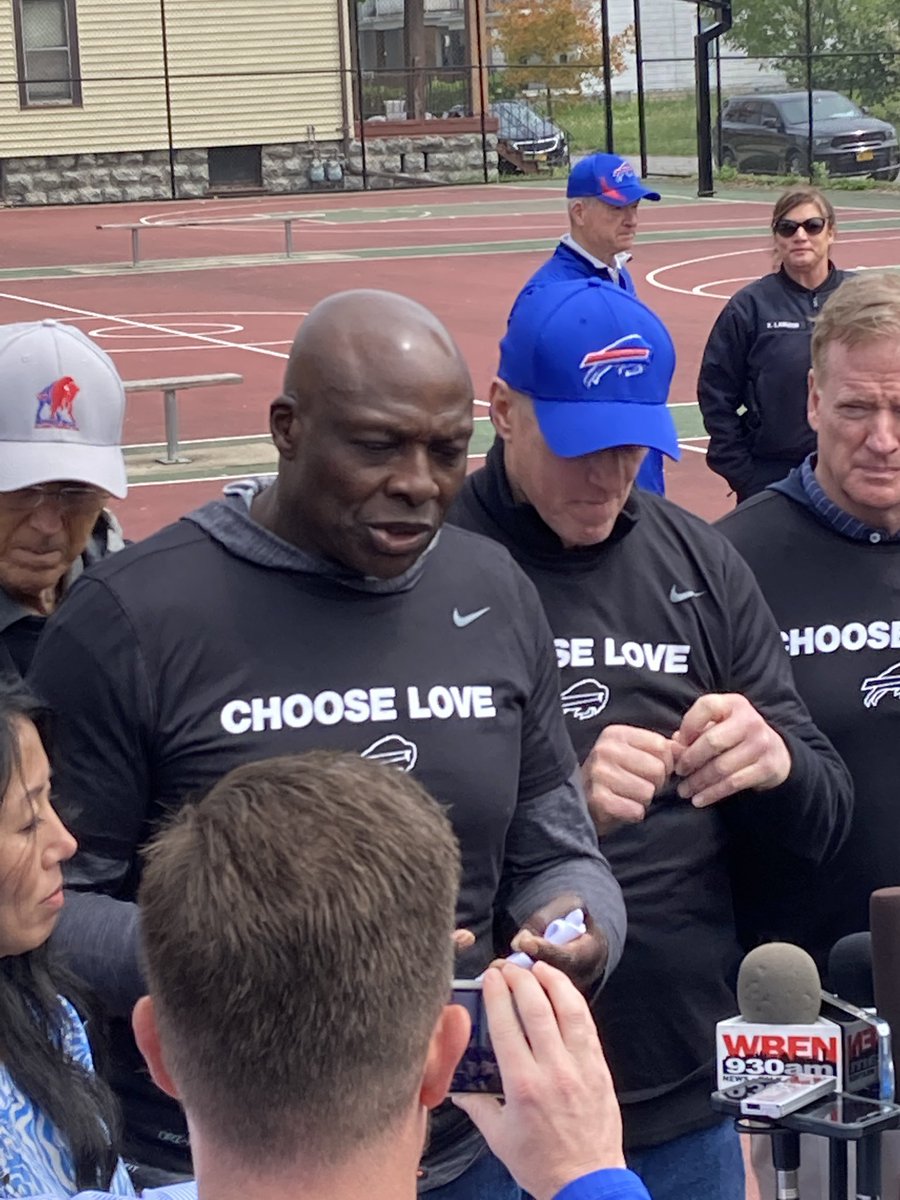 Dooley_ORourke's tweet photo. “Love thy neighbor, not hate”Powerful words from former Buffalo Bills great, Bruce Smith. @WGRZ https://t.co/ZzV6zijqoW