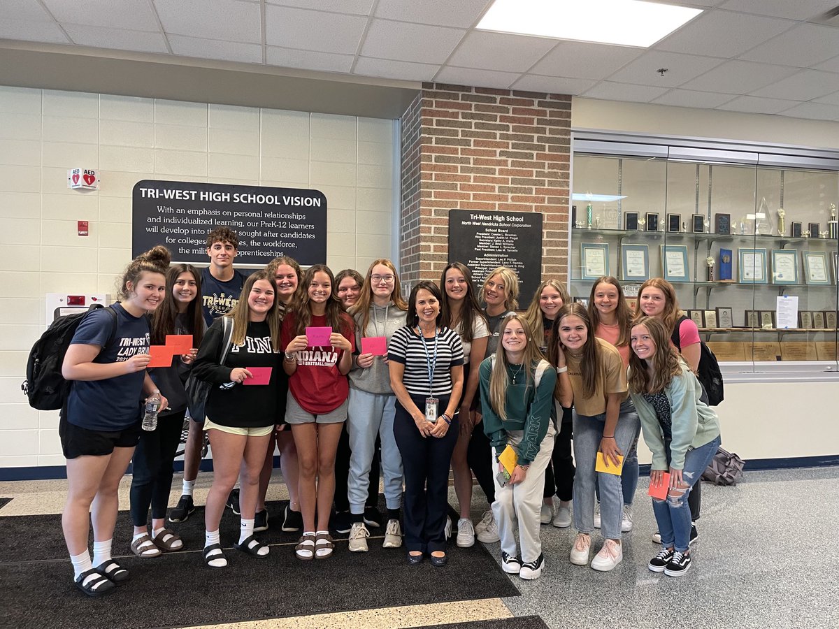 Thank you Front Office Aides for all your hard work this year!!! ⁦<a href="/ScottFrye37/">Scott Frye</a>⁩ ⁦<a href="/nwhsc1/">David Hobaugh</a>⁩