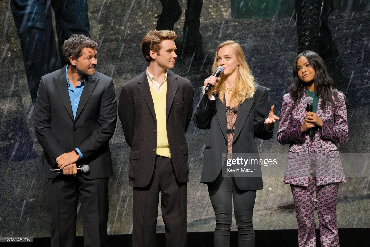 🦇 The cast of #GothamKnights at #UpFronts2022