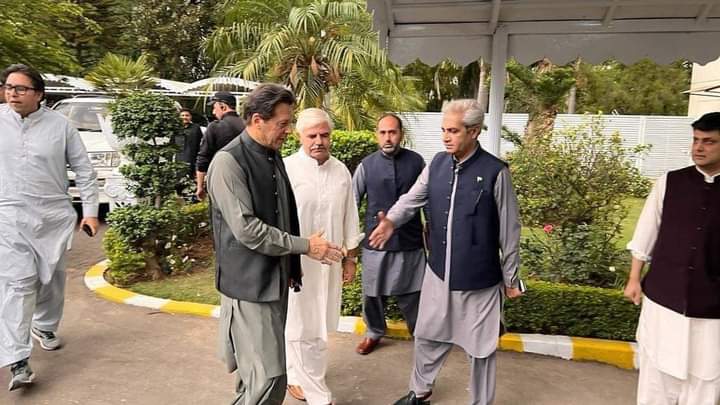 hammad_sulehry's tweet photo. چیئرمین پاکستان تحریک انصاف عمران خان پارٹی اجلاس کی صدارت کیلئے پختونخوا ہاؤس پہنچ گئے. وزیر اعلی خیبر پختونخوا محمود خان نے استقبال کیا۔
#PTI
#قوم_کا_ہیرو_عمران_خان 
#امپورٹڈ_حلومت_نامنظور https://t.co/IwvhGxbdUj