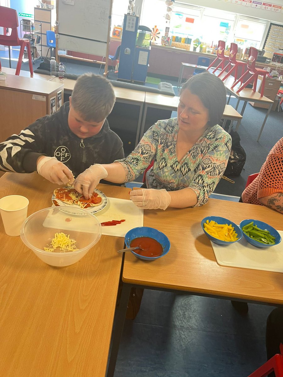 wlStThomas's tweet photo. Our day finished with our first face to face βFamily Clubβ run by Steph our family support worker and Mrs Fairley β€οΈπ€π our families made pitta pizzas together and gave Steph some fab ideas for the family club focus in the coming weeks! #TeamSTPS https://t.co/T7dBrTpSVM