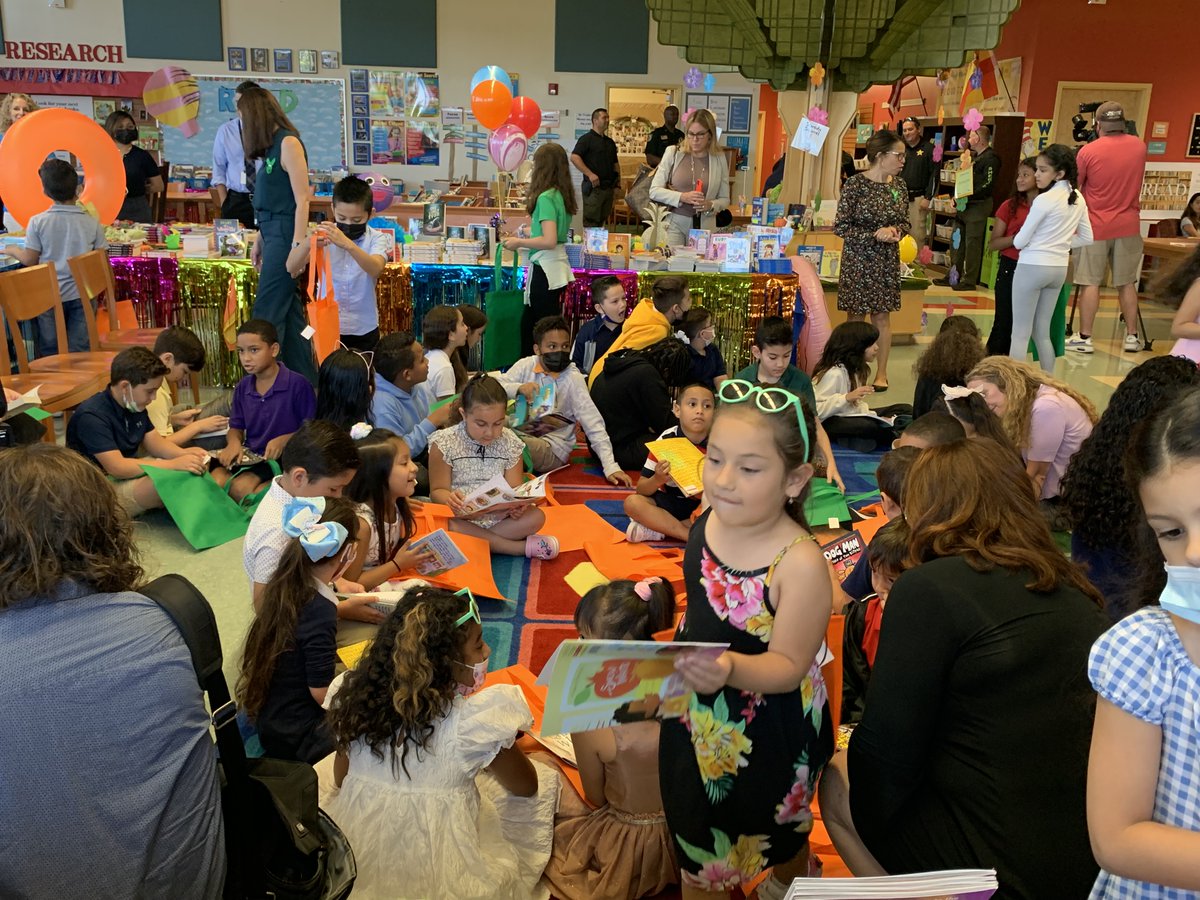 cscpbc's tweet image. "Readers are LEADERS!" What a fantastic morning kicking off summer reading with @BerkieBulldogs! Each student picked out a book to take home, courtesy of our #ABookforEveryChild campaign. Happy reading everyone! @pbcsd #cscpbc