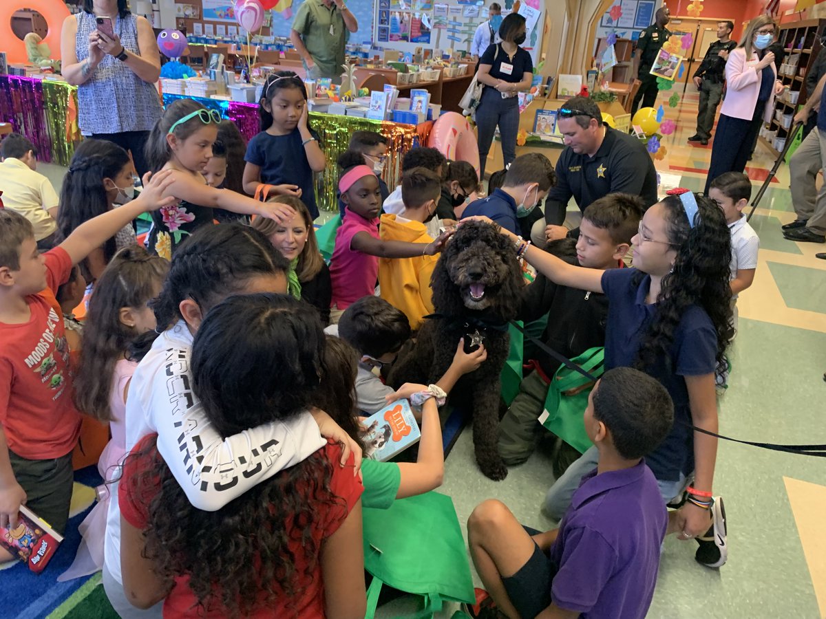 cscpbc's tweet image. "Readers are LEADERS!" What a fantastic morning kicking off summer reading with @BerkieBulldogs! Each student picked out a book to take home, courtesy of our #ABookforEveryChild campaign. Happy reading everyone! @pbcsd #cscpbc