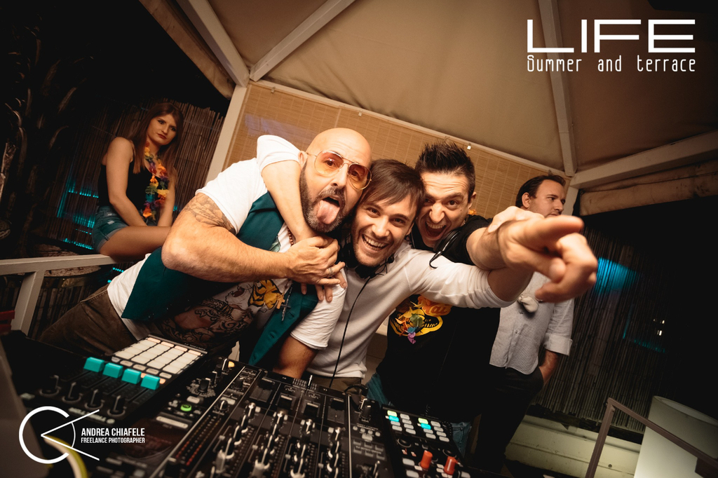 Noi siamo carichi a molla,
ci si vede questo Weekend in TERRAZZA!!!

Voice: <a href="/jerrykvoc/">Jerry k</a>
W/:<a href="/fabio_milani/">Fábio Milani</a>
Ph: <a href="/andreachiafele/">Andrea Chiafele</a>
Location: @life_club_bolzano

#tbk #tbkon3 #marcoolivari #smile #pretty #followme #swag #bigparty #party #partying #love #night #m… instagr.am/p/Cdv0zUdN-rX/