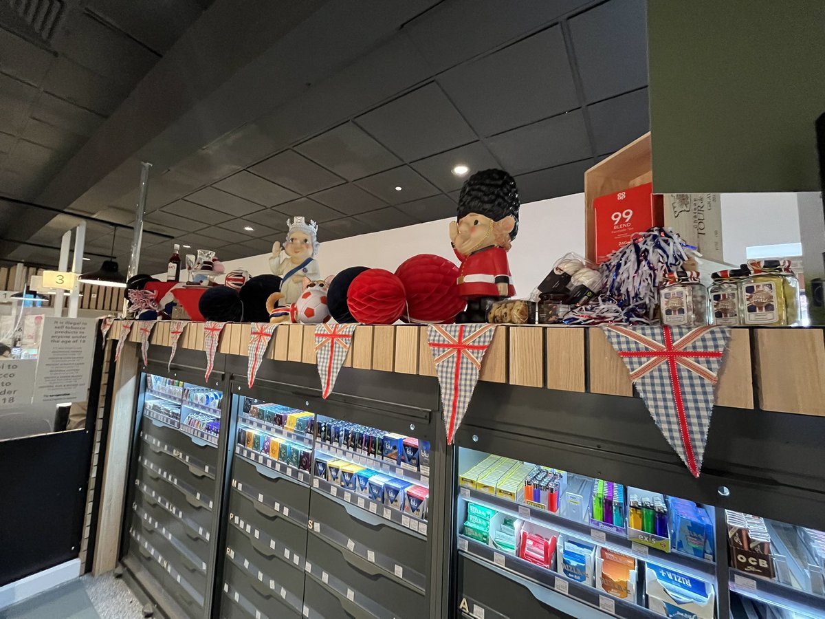 geeperkins_'s tweet photo. Jubilee celebrations well underway at Thrapston thanks to Averil and her amazing display above the kiosk! Lots of compliments from customers!👸🏼💂‍♀️🇬🇧 https://t.co/GvvGjOrmjY