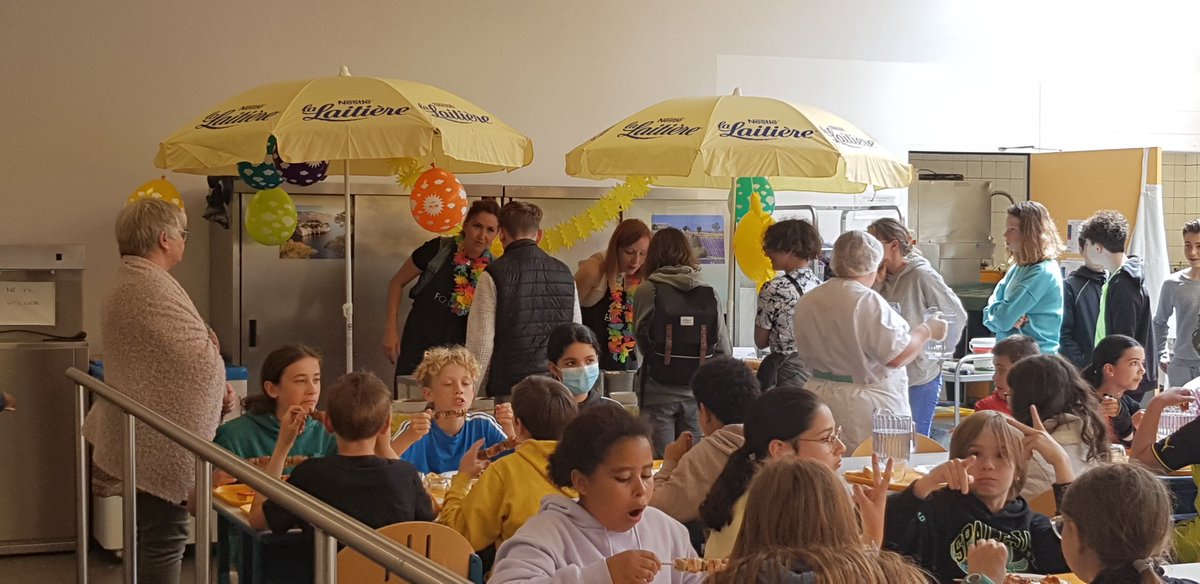 PolydoreN's tweet photo. @IjcLh76 
@DeleuzeElsa 
Journée dégustation de glaces aujourd'hui au self. Merci au service intendance et au chef d'établissement pour cette belle surprise. 
Les élèves étaient ravis. https://t.co/70TdIjhbqb