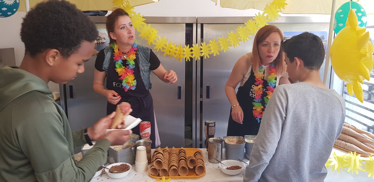 PolydoreN's tweet photo. @IjcLh76 
@DeleuzeElsa 
Journée dégustation de glaces aujourd'hui au self. Merci au service intendance et au chef d'établissement pour cette belle surprise. 
Les élèves étaient ravis. https://t.co/70TdIjhbqb