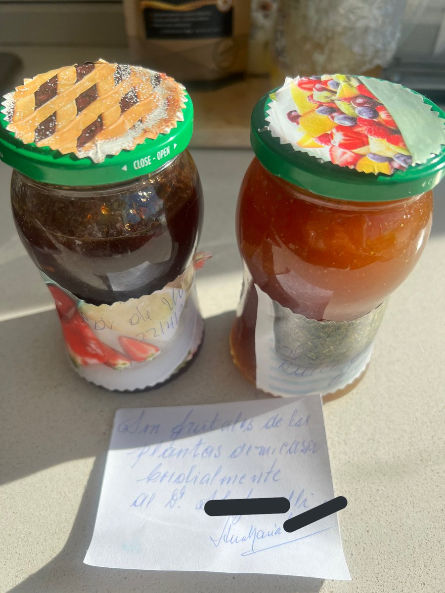 KrCarlit's tweet photo. Ana María tiene más de 90 años. 
Ana María hace mermeladas con los frutos de su casa, las decora con esmero y las regala con cariño. 
Disculpen, pero tenía que compartirlo, las Ana María me emocionan muchísimo. ♥️ https://t.co/iPkXlexh7z