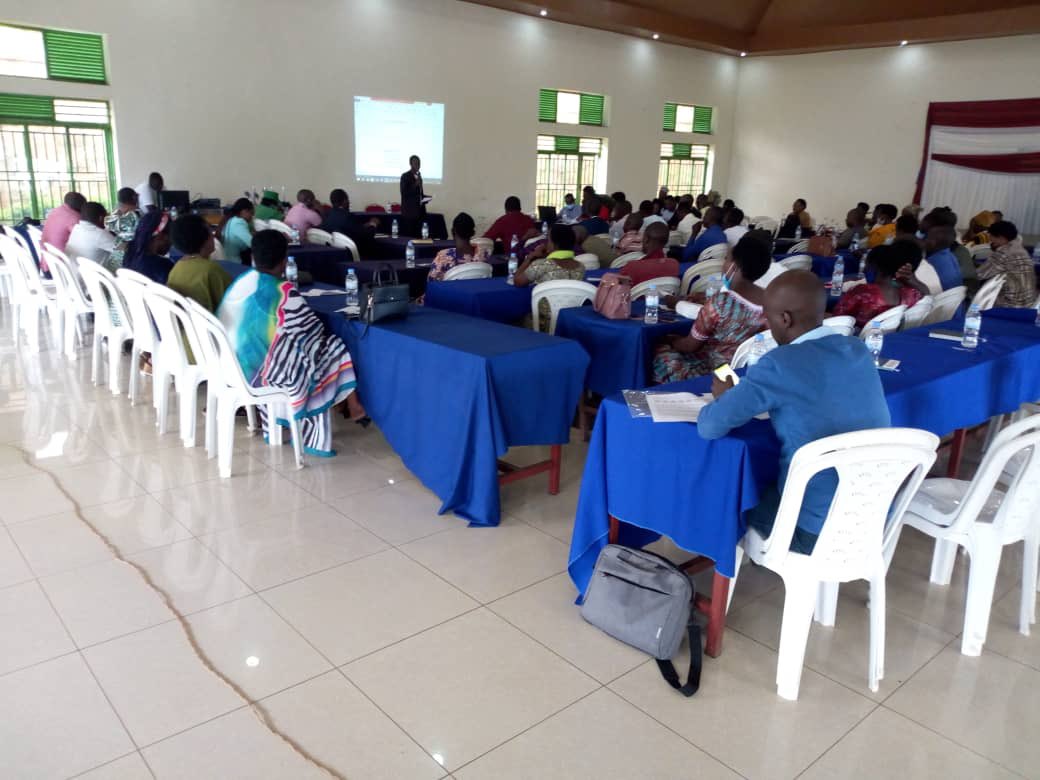 RWN_WomenNet's tweet photo. Kwa Gatatu mu Karere ka Gatsibo, habereye ikiganiro nyunguranabitekerezo ku kwimakaza uruhare rw'abaturage mu bibakorerwa ahakoreshwa Ikarita Nsuzumamikorere, gukumira ihohoterwa rishingiye ku gitsina binyuze mu mbuga z'abagore n'Ishuri ry’Umuryango Mwiza. @NPA_Rwanda https://t.co/DyY0gIaHYJ