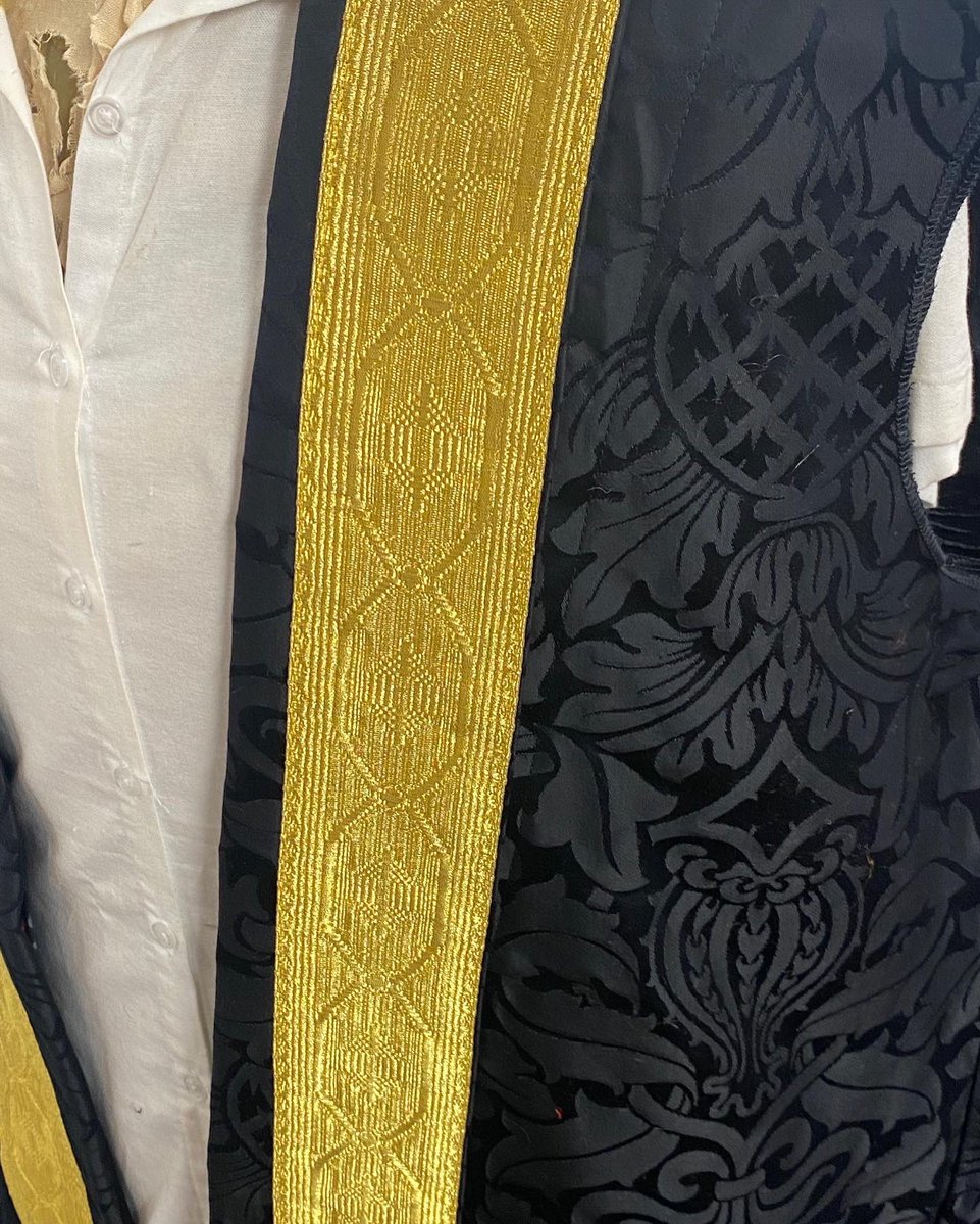 CivicRobes's tweet photo. Creativity, Dedication &amp; a lot of Love go into our handmade Robes 😍

#handmade  #handembroidery #lordmayor  #civicrobes #gold #bullion #wire #madewithlove #ukmanufacturing https://t.co/NhaEkiHa5W