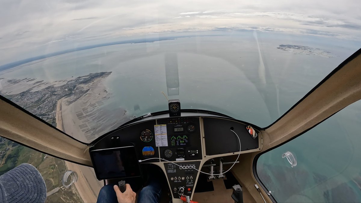 NimbusGlider's tweet photo. #emojibzh 
Les îles Chausey à droite (marée basse, coefficient 98) et Granville à gauche. https://t.co/k7tuIN1805