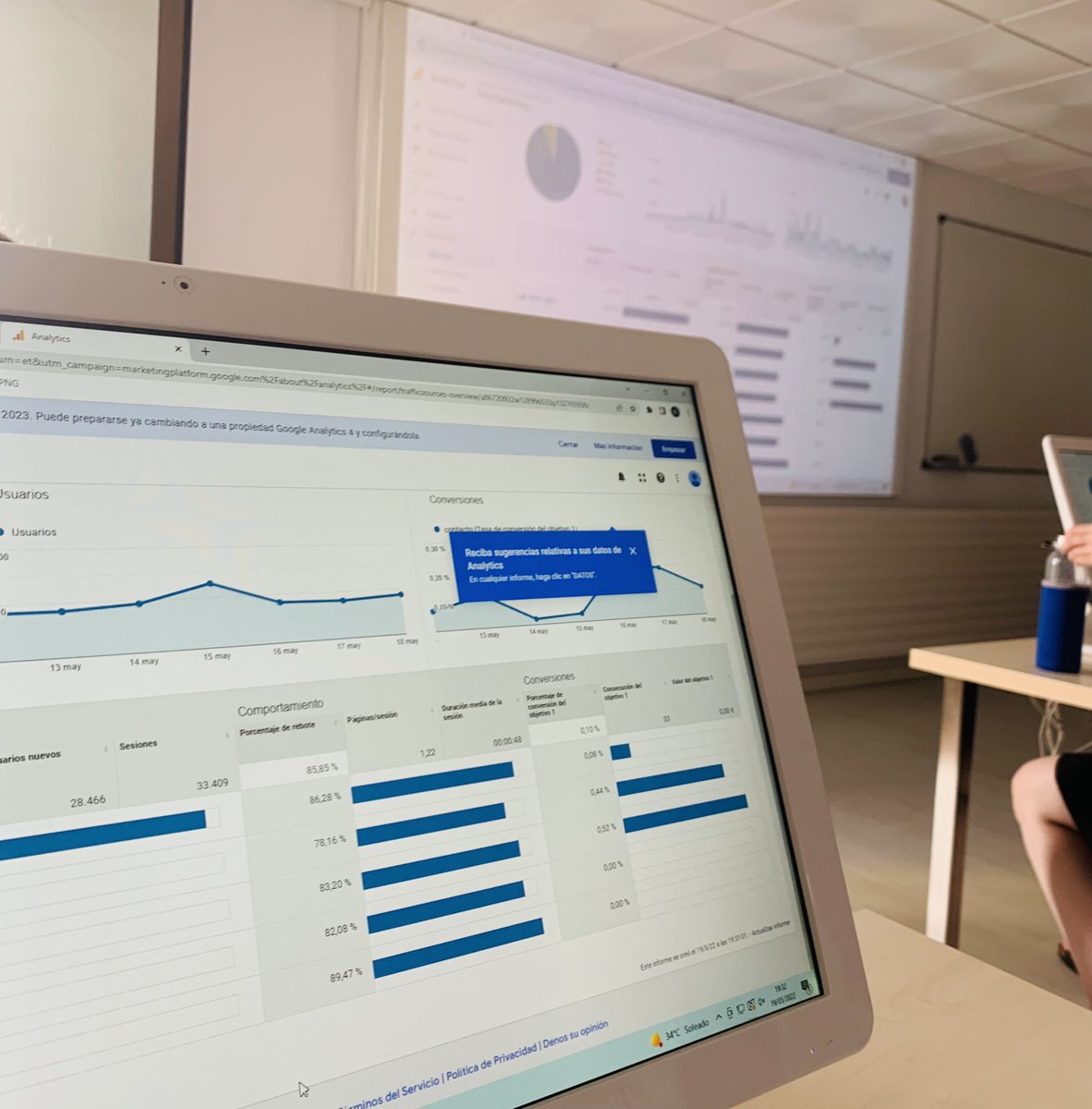 KattyCabreraMK's tweet photo. Hoy vemos Google Analytics con @BeaMartinCalvo. 
Conocer los datos de tu web es fundamental para generar una estrategia eficiente con resultados óptimos 🚀

#equipo233 #jellyfishagency @aulaCM https://t.co/YRl5ARA4vZ