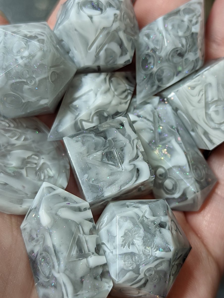 ParadiceMade's tweet photo. what is UP y'all i don't know how to do this but--

i'm Emily and i make dice and i sometimes also draw my D&amp;D characters. i'll probably post both of those things on this one account because i feel like twt is a lawless land

also pls expect a lot of yelling, i'm Loud https://t.co/BB0BQRw045