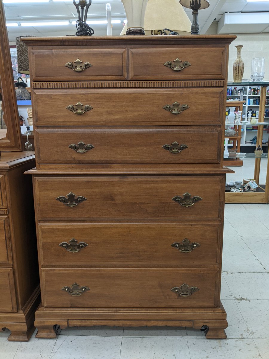 DropInnResale's tweet photo. Vintage Maple Highboy Dresser. 6 drawers
33" 19" 53"
$85

Vintage Maple Vanity Dresser. 10 drawers 
60" 19" 30".  Mirror 48" 32"
$85

Broyhill Queen size Headboard w/bed frame
$55

#DropinnCR
#thrifting 
#HopeHelpHealing 
#blessingreaction https://t.co/JHCyDKFXzX
