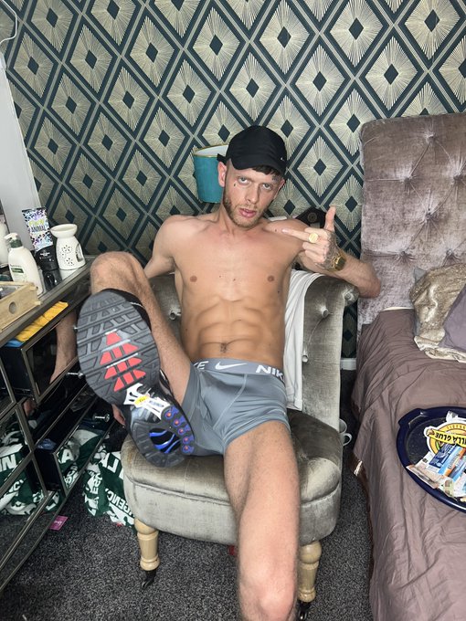 STILL KICK DOWN DOORS IN MY TN SHOES ? #nike #tn #silky #scally #face #scene #chav @thescallyking https://t