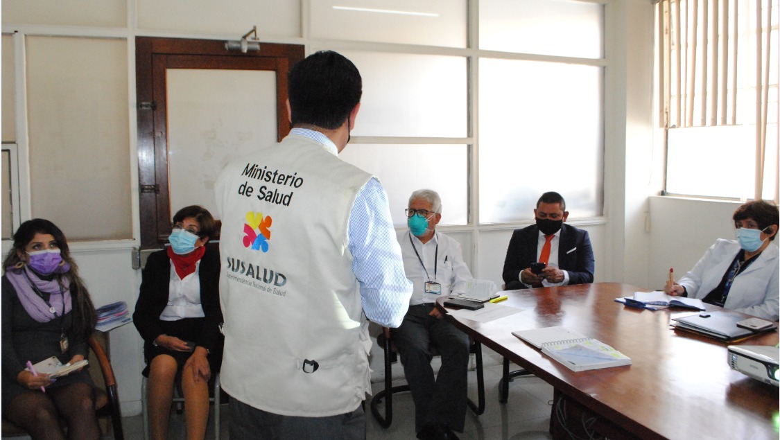 SuSaludPeru's tweet photo. En el marco de protección de derechos en salud de la población,  se realizó una reunión entre @SuSaludPeru y el @HospitalOficial, para analizar el estado situacional de las denuncias de usuarios de los servicios de salud y procesos de mejora de su gestión y atención. https://t.co/hUwVElE4rR