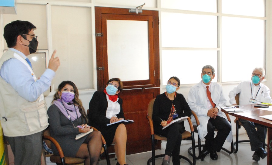 SuSaludPeru's tweet photo. En el marco de protección de derechos en salud de la población,  se realizó una reunión entre @SuSaludPeru y el @HospitalOficial, para analizar el estado situacional de las denuncias de usuarios de los servicios de salud y procesos de mejora de su gestión y atención. https://t.co/hUwVElE4rR