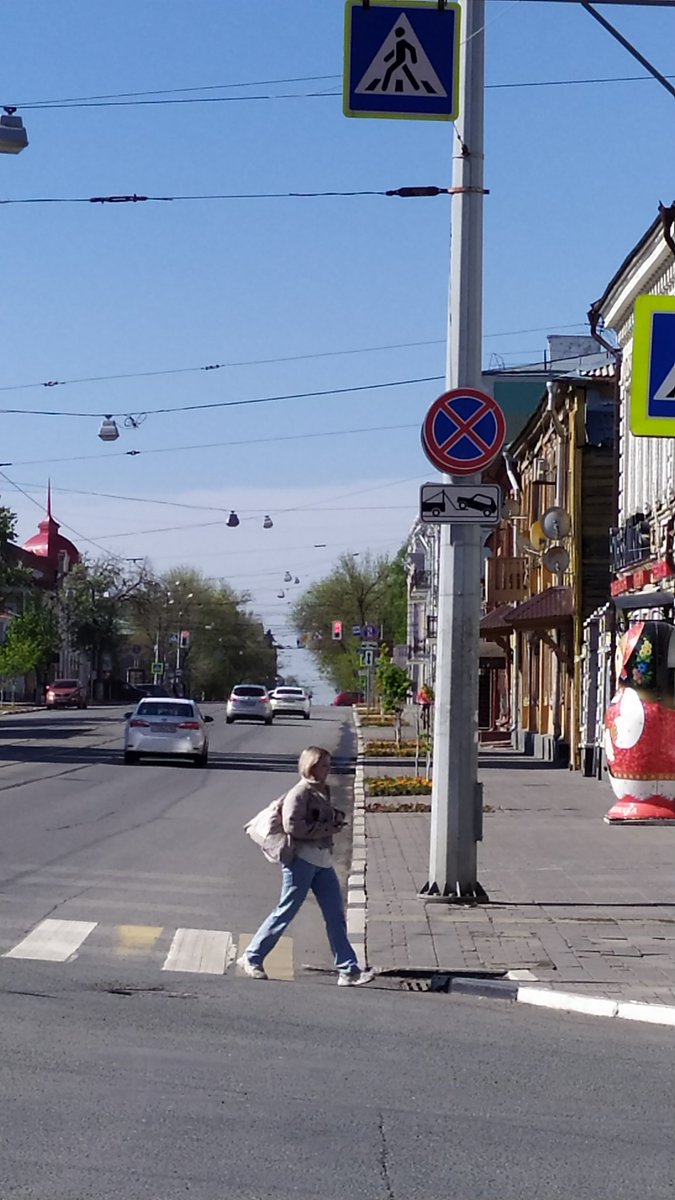 nic868's tweet photo. Вот так у нас @DTransporta меняет знаки, на Фрунзе напротив костëла. Сменили на запрет остановки при этом другие не привели в соответствие и теперь они противоречат друг другу. https://t.co/kJdOArRiwR
