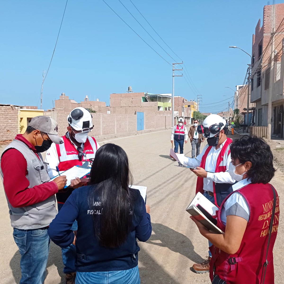 SunafilPeru's tweet photo. #LimaProvincias | Participamos en un operativo conjunto con la @GORELIMA, @FiscaliaPeru, @ProvincialLima y @PoliciaPeru, en una obra de #Huacho,
✅La finalidad es verificar que los trabajadores se encuentren en planilla, como también, supervisar el registro del carnet #RETCC. https://t.co/YyVRk8frYb