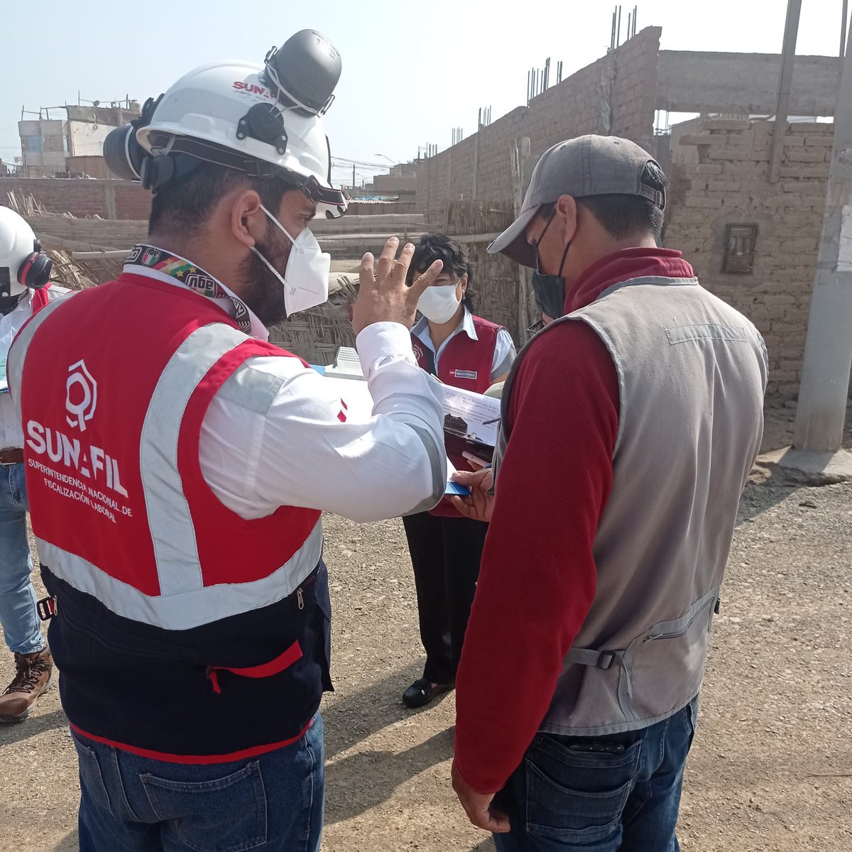 SunafilPeru's tweet photo. #LimaProvincias | Participamos en un operativo conjunto con la @GORELIMA, @FiscaliaPeru, @ProvincialLima y @PoliciaPeru, en una obra de #Huacho,
✅La finalidad es verificar que los trabajadores se encuentren en planilla, como también, supervisar el registro del carnet #RETCC. https://t.co/YyVRk8frYb