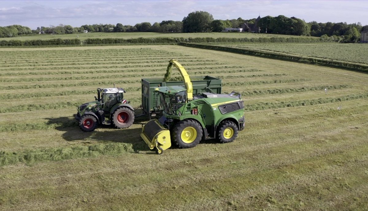 The little McCormick has got a sweat on with this breathing down her neck 😂 <a href="/ArgoTractors/">ArgoTractors</a> <a href="/JohnDeere/">John Deere USA</a> #farming #silage #lancashire #dairyfarmers