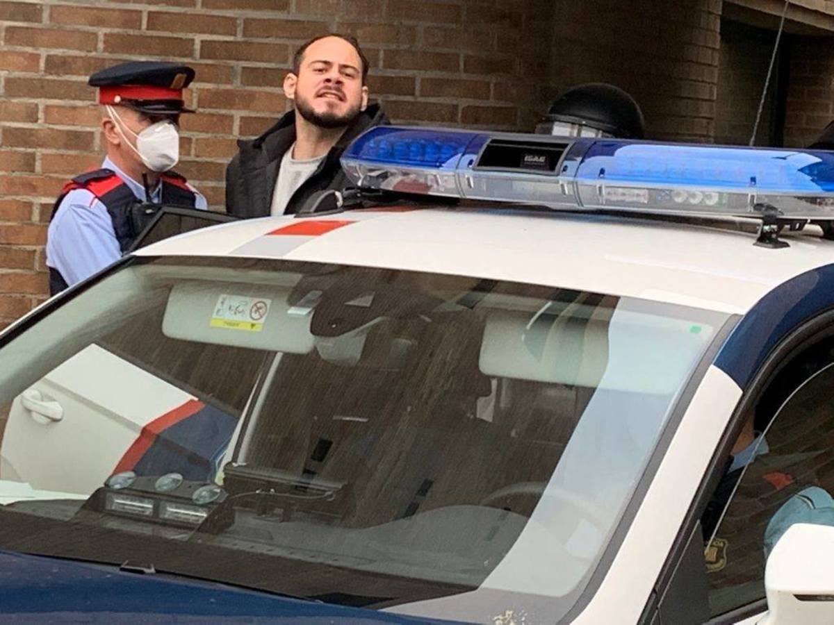 FonsiLoaiza's tweet photo. El ladrón de Juan Carlos I ya ha aterrizado en España tras 2 años en una isla privada de Abu Dhabi. Fiscalía ha archivado todos sus casos de corrupción. Mientras, el rapero Pablo Hasel cumple 450 días en prisión por cantar contra la Casa Real. https://t.co/qy1G3upggo