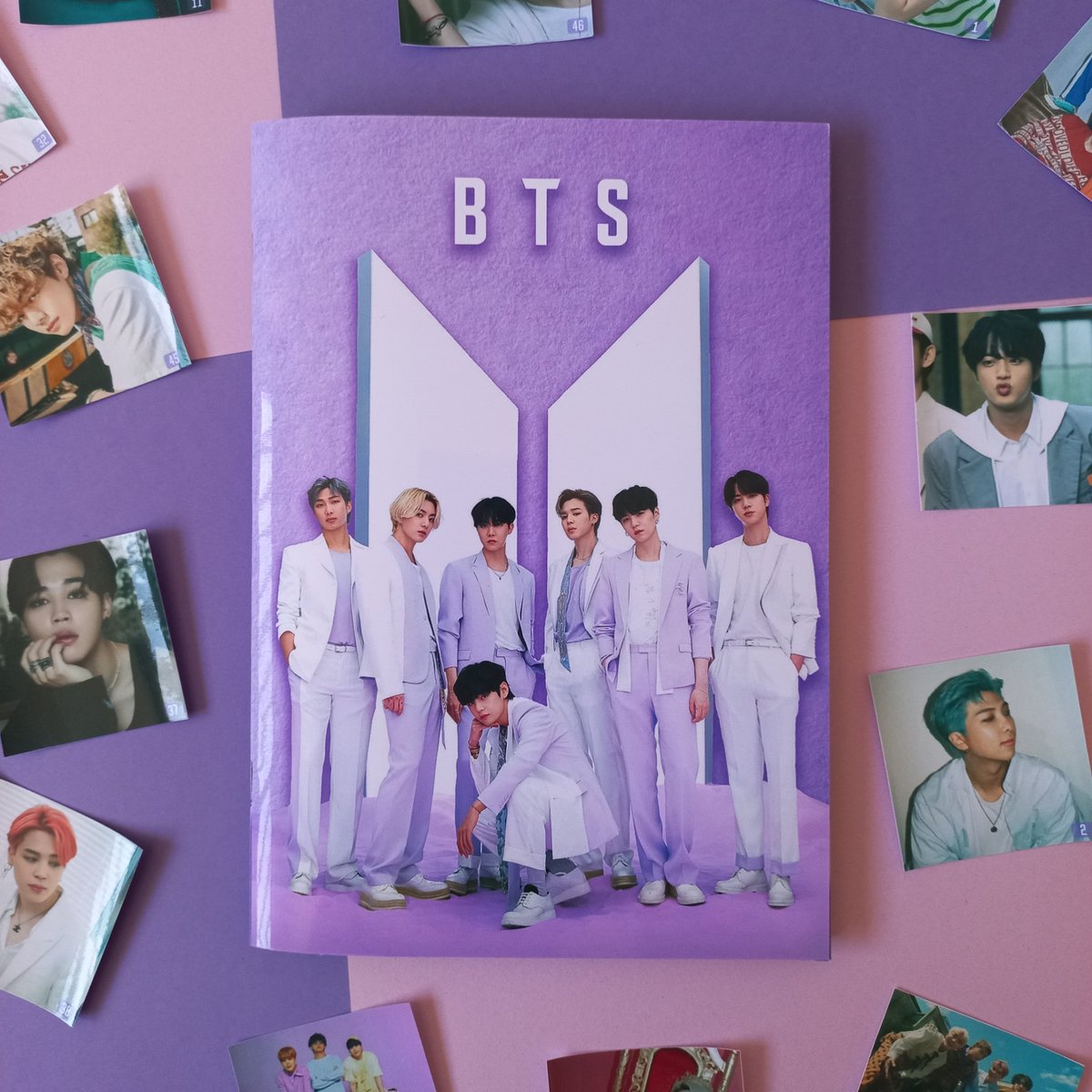 V3_KMimos's tweet photo. 💜 | Álbum de Figurinhas do #BTS

O álbum de figurinhas do BTS tem espaço para 56 figurinhas que vão distribuídas em pacotinhos e numeradas. Cada membro tem uma página INTEIRA de figurinhas, e também temos páginas para a vocal e rap line e páginas OT7.

🔗https://t.co/iVlW9pKOmT https://t.co/EJh5vrcs4O