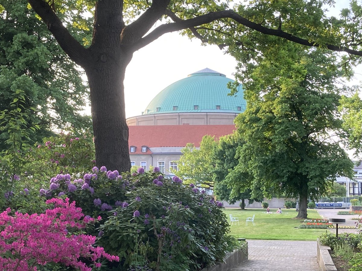 MrPhoebus's tweet photo. Splendid colours at the Hannover Congress Centrum #cnext22 https://t.co/kvlfbSftUg