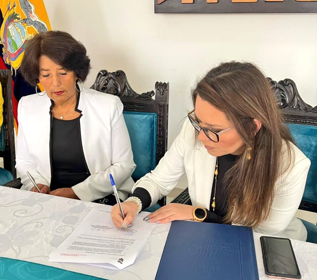 IEPS_Ec's tweet photo. ¡Con apoyo de la academia impulsamos la #EPS! En #Quito, nuestra Dir. Gral. @SemperteguiXime suscribió convenio con la Rectora del #Itesut Cecilia Flores, a fin de fortalecer a las #OEPS en el marco del programa vinculación de sus estudiantes con la colectividad.
#SomosEPS https://t.co/CjHiM1kcF0