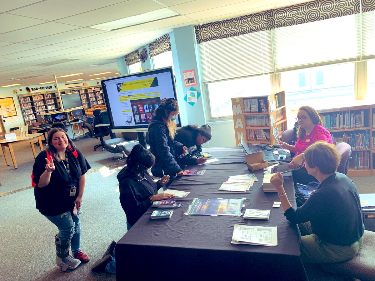 LayneLMS's tweet photo. @LouisvilleCHS readers had a great day with @LFPL Western branch manager Natalie and Teen Library Assistant Liz today. 50 new library cards issued! #GrowingReaders #JCPSLibraries #SummerReading https://t.co/kjfnC5onpE