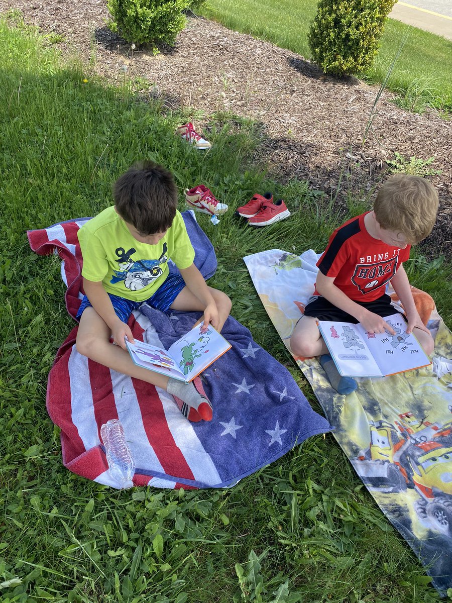 What’s better than getting to read to our new friend, Yogi Bear, the therapy dog, outside in the sun?!☀️💛 @GillHallElem
