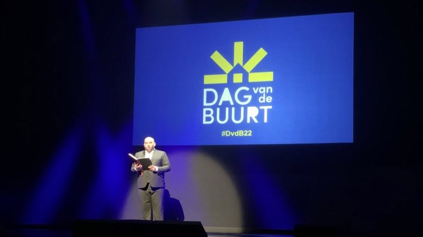 “Heb een lange adem, dat is een complexe opgave, maar wel een gave” <a href="/AttadeTolk/">Atta de Tolk</a> opent de Dag van de Buurt avondshow #dvdb22