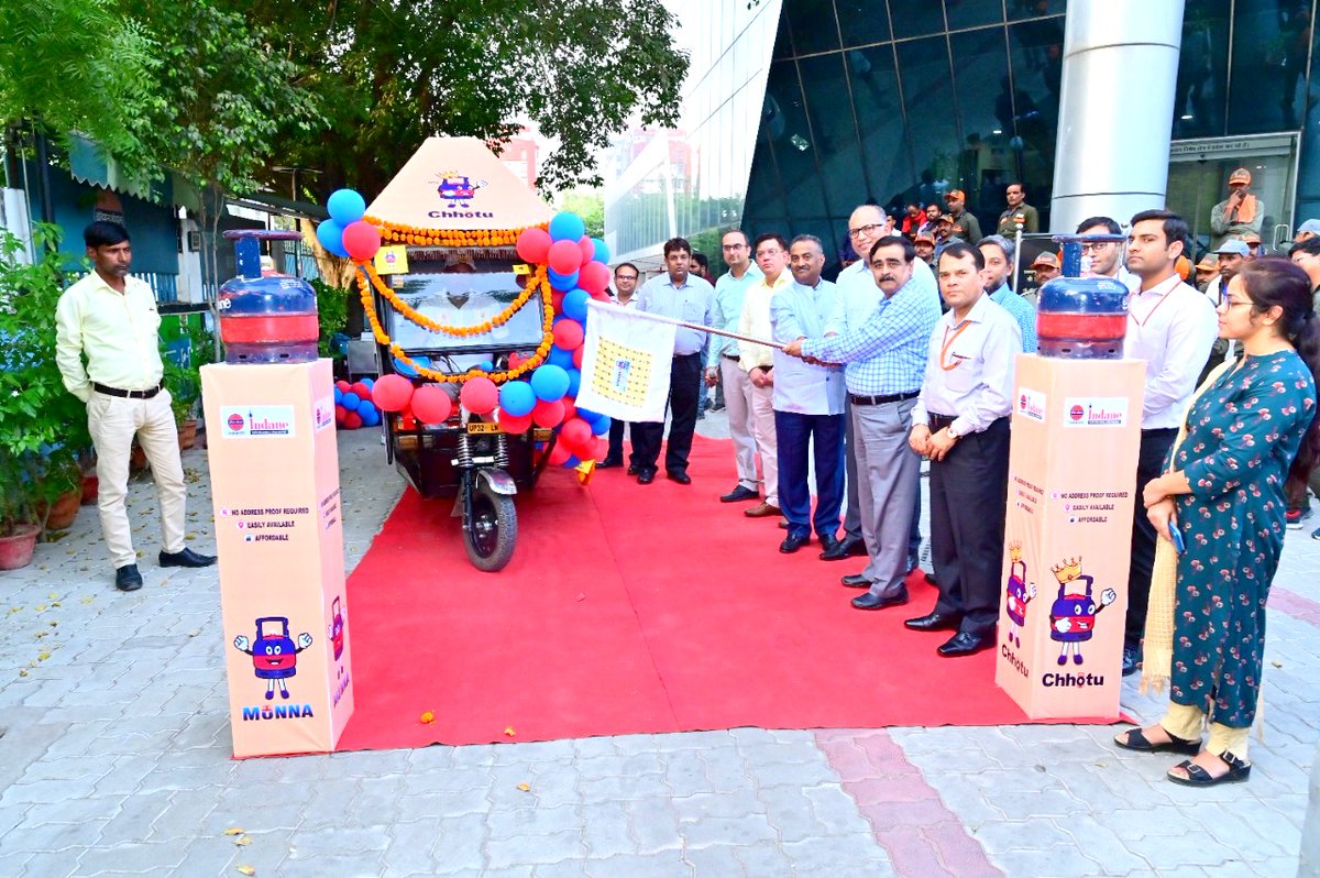 IndaneDO's tweet photo. "Chhotu Chala- Sabke Dwar" Today Shri P.K.Chatterjee, CGM(Ops) &amp; Shri K. M. Thakur, GM(LPG), @IOCL_UP, flagged off  specially developed e-Rickshaw under Lucknow @IndaneDO to reach each &amp; every corner of Lucknow, providing  #Chhotu &amp;  #Munna cylinders to every customer in need. https://t.co/wzclh32Wyu