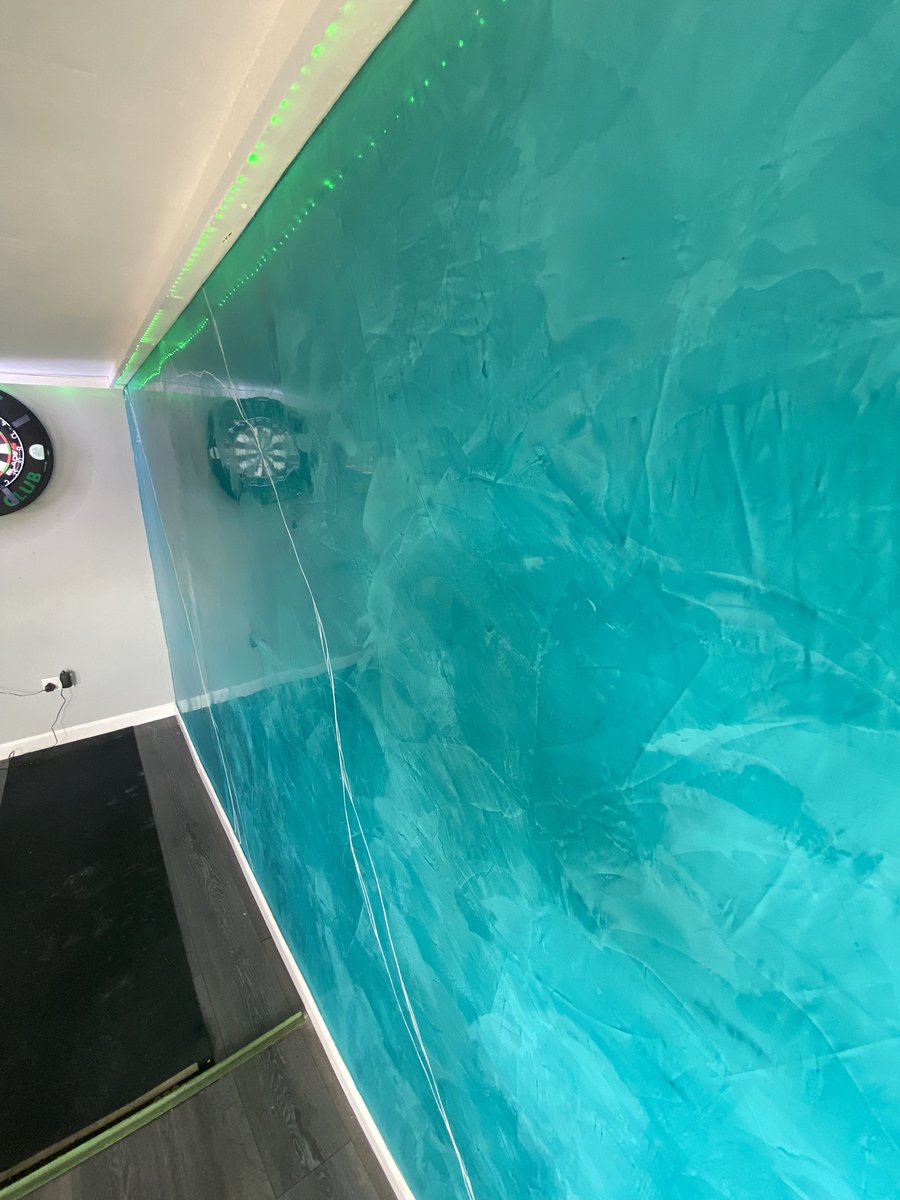 PlasteringPerf2's tweet photo. Take a look at this stunning partition wall which separates a gym and bar area in this man cave 🍺🏋🏽‍♂️

Here we installed a bottle green high gloss Ventian plaster which gives a marble shine effect 😮‍💨 

It’s then been finished off with hand painted custom white veins 👨🏼‍🎨 https://t.co/FYkBf7mhhx