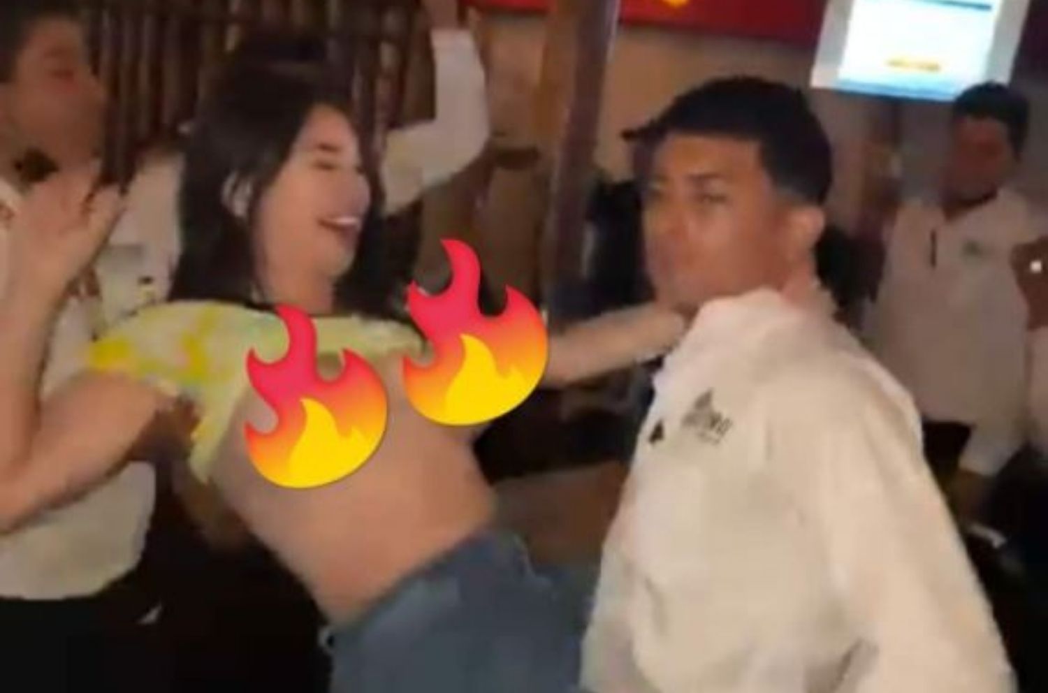 INFO7 on X: ¡Qué locura! Mujer baila sin blusa en restaurante familiar de  zona Tec. #VIDEO ▶️t.cogMhadlgwQl #INFO7 #INFO7Local #Monterrey  #explicito #zonaTec #toritosinaloense #viral t.coGucBSEgZQx  X