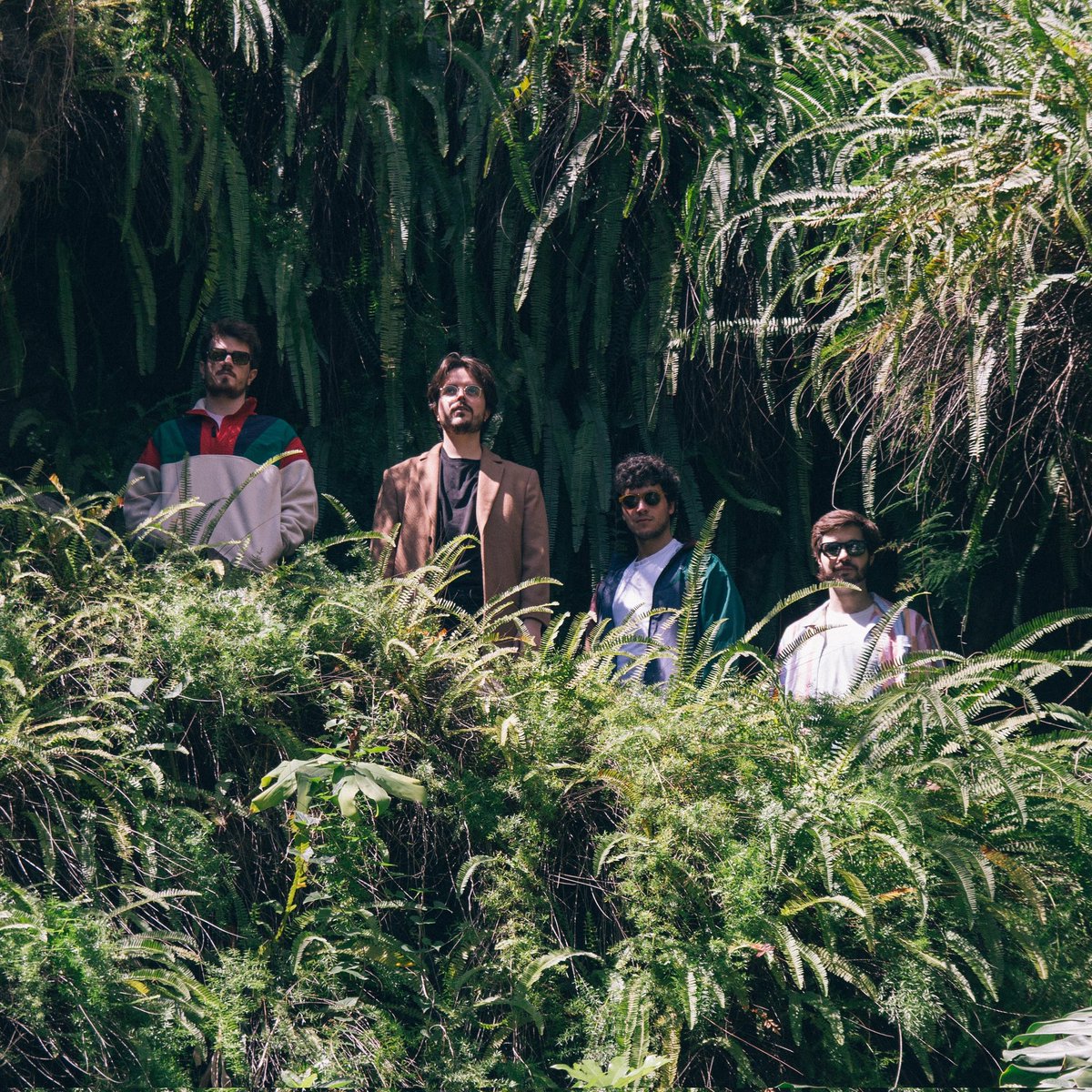 Emergimos deste silêncio para anunciar que estamos a trabalhar afincadamente no nosso primeiro álbum e que já no dia 17 Junho tocaremos música nova no <a href="/MUSICBOXLISBOA/">MUSICBOX LISBON</a>, em Lisboa. Os bilhetes estão baratos e adorávamos contar convosco: bit.ly/3wvDaaa

📸 <a href="/goncalo__d/">Gonçalo</a>