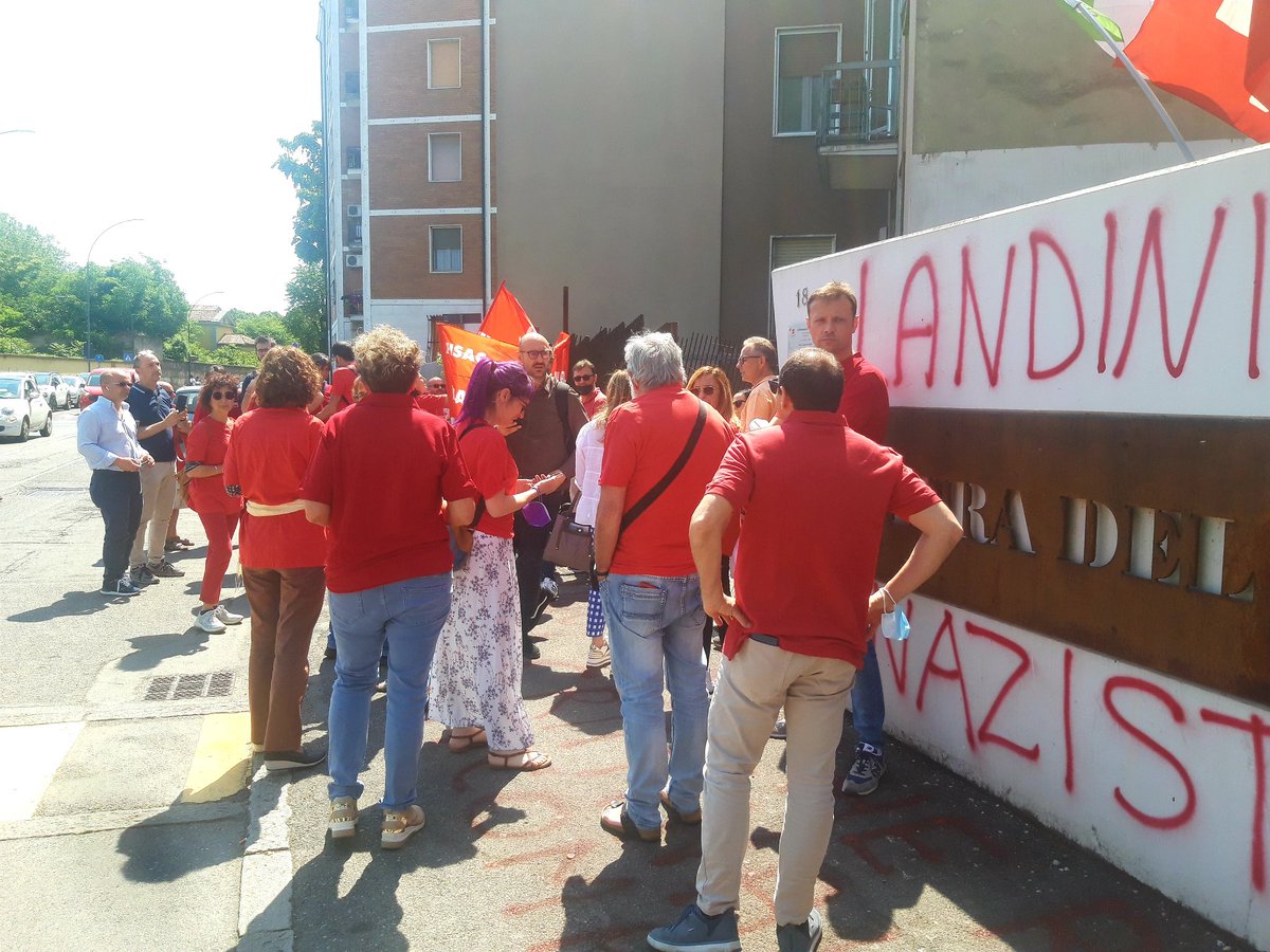 Sfregiata nella notte la Camera del Lavoro CGIL di Piacenza e la scuola pubblica De Amicis, se i diritti e la conoscenza vi ripugnano avete indovinato i bersagli. Non importa quante mani scrivono parole di odio,  conta quante mani le cancellano.